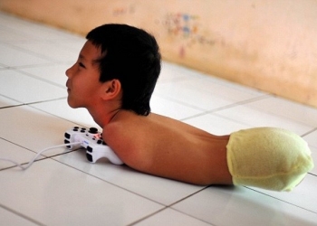 Gamer mirim não tem braços mas adora video game