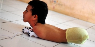 Gamer mirim não tem braços mas adora video game