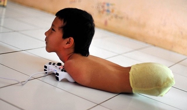 Gamer mirim não tem braços mas adora video game