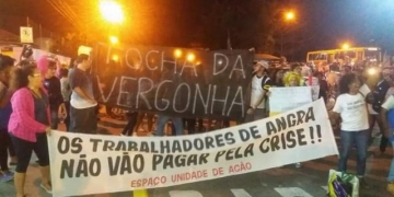 Manifestantes apagam a Tocha Olímpica em Angra, no Rio