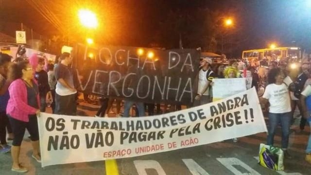 Manifestantes apagam a Tocha Olímpica em Angra, no Rio