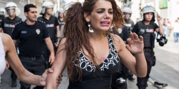 Ativista trans é estuprada, mutilada e queimada na Turquia