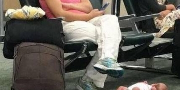Foto de bebê no chão de aeroporto revolta internautas