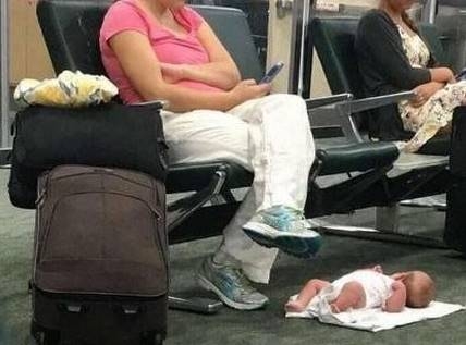Foto de bebê no chão de aeroporto revolta internautas