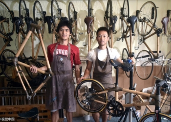 Dupla chinesa cria bicicleta de bambu que funciona