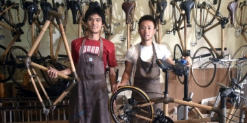 Dupla chinesa cria bicicleta de bambu que funciona