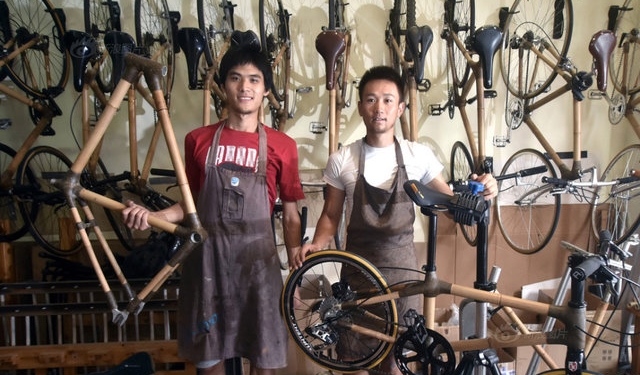 Dupla chinesa cria bicicleta de bambu que funciona