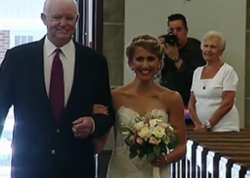 Ela foi conduzida ao altar por homem que recebeu coração do pai