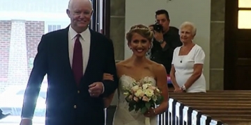 Ela foi conduzida ao altar por homem que recebeu coração do pai