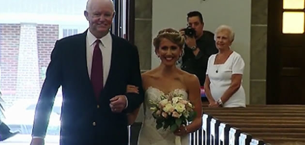 Ela foi conduzida ao altar por homem que recebeu coração do pai