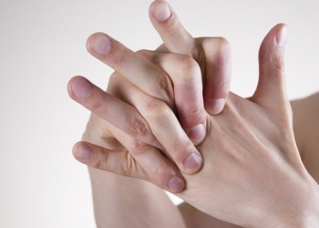 Era tudo mentira: estalar os dedos faz bem!