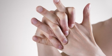 Era tudo mentira: estalar os dedos faz bem!