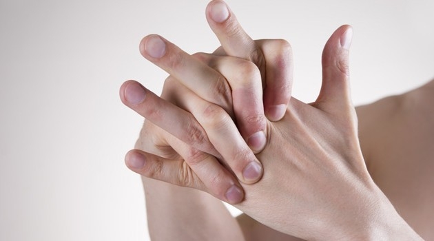 Era tudo mentira: estalar os dedos faz bem!