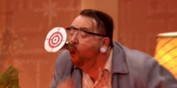 Homem leva flechada em chamas durante programa ao vivo