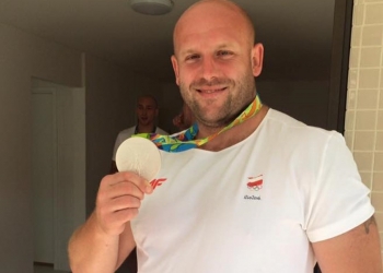 Atleta bota medalha a venda para ajudar menino com câncer