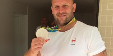 Atleta bota medalha a venda para ajudar menino com câncer