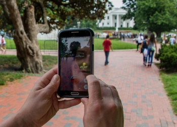 Jogadores comemoram a chegada de PokemonGO ao Brasil