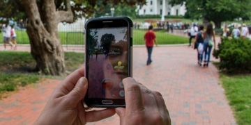 Jogadores comemoram a chegada de PokemonGO ao Brasil