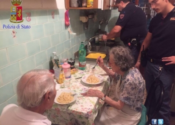 Policiais são acionados e acabam cozinhando para idosos