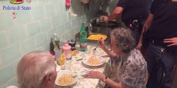 Policiais são acionados e acabam cozinhando para idosos