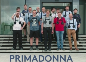 Empresa faz funcionários homens “vestir” seios grandes