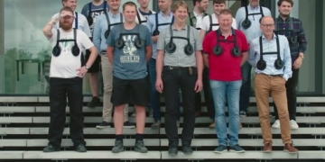 Empresa faz funcionários homens “vestir” seios grandes