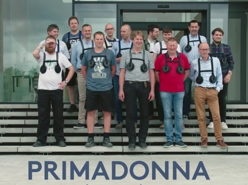 Empresa faz funcionários homens “vestir” seios grandes