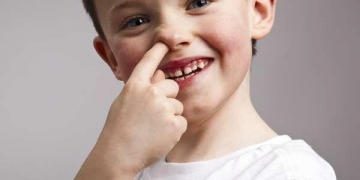 Talvez você devesse parar de cutucar o nariz com dedo