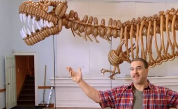 Esse cara fez um dinossauro gigante com bexiga de aniversário