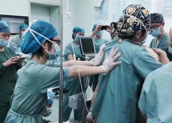 16 médicos realizam o parto de mulher de 108kg