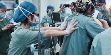 16 médicos realizam o parto de mulher de 108kg