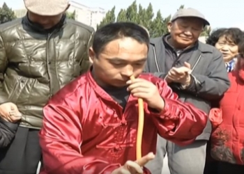 Chinês consegue encher um pneu usando seu nariz