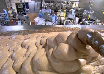 Você nunca mais vai comer salsichas depois de saber como são feitas