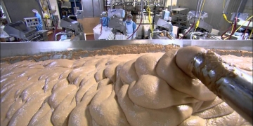 Você nunca mais vai comer salsichas depois de saber como são feitas