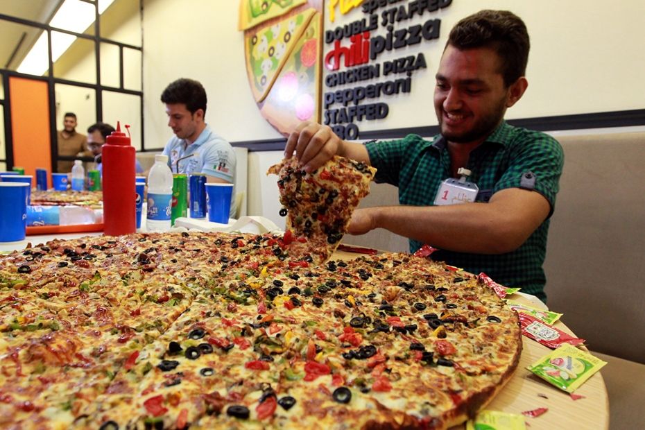 Iraquiano encara pedaço de pizza gigante