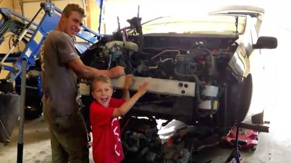 Como esse menino de 9 anos ergueu um carro para salvar o pai?