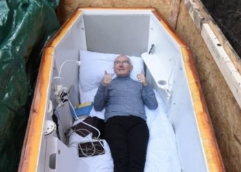 Irlandês se enterra vivo e transmite tudo pela internet