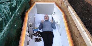 Irlandês se enterra vivo e transmite tudo pela internet