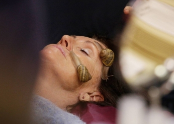 Já pensou em fazer massagem facial com caramujos?