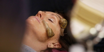 Já pensou em fazer massagem facial com caramujos?