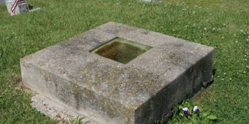 Por medo de ser enterrado vivo ele fez um túmulo com janela