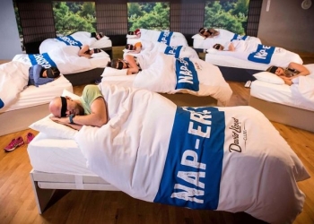 Essa academia oferece aula de soneca para adultos cansados