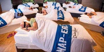 Essa academia oferece aula de soneca para adultos cansados