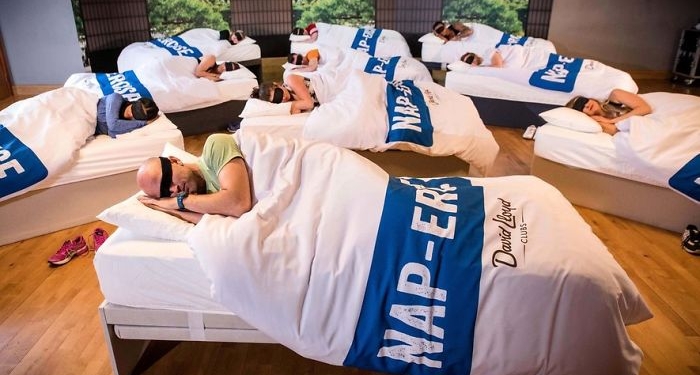 Essa academia oferece aula de soneca para adultos cansados