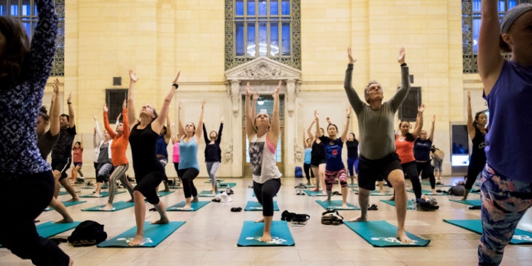 Essa faculdade católica baniu a ioga pelo seu “perigo espiritual”