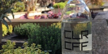 Já pensou tomar café transparente? No Reino Unido, dá!