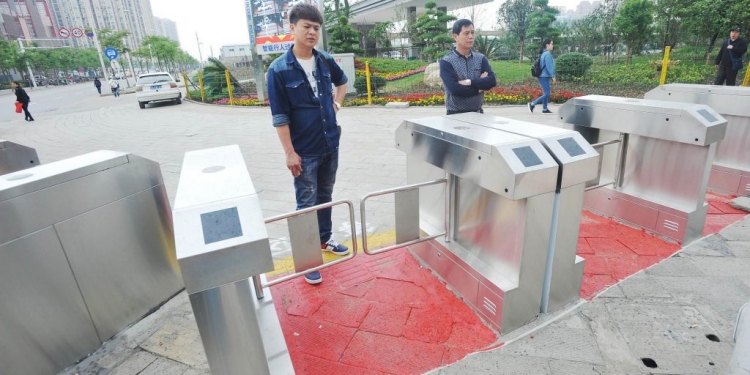 China aposta em catracas para evitar infrações de pedestres