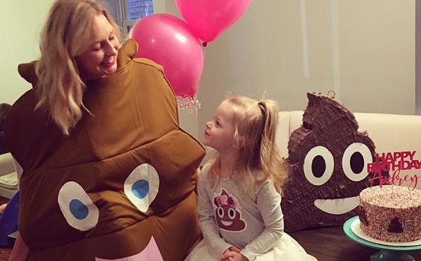 Garotinha de 3 anos ganha festa temática sobre cocô