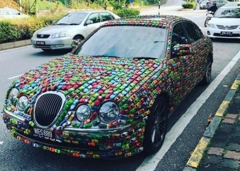 A obsessão desse cara por Hot Wheels foi parar no próprio carro