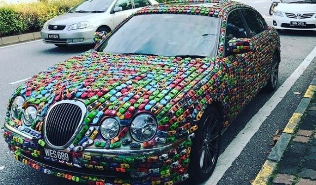 A obsessão desse cara por Hot Wheels foi parar no próprio carro